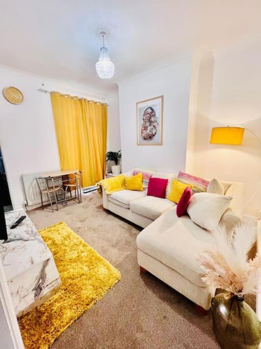 Lovely 3Bed Home มิดเดิลส์บะระ ภายนอก รูปภาพ